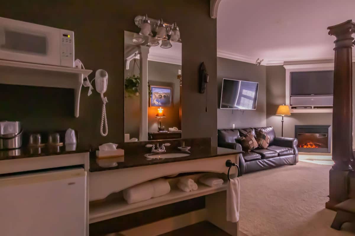 1 bedroom, pillow-top beds, minibar, desk