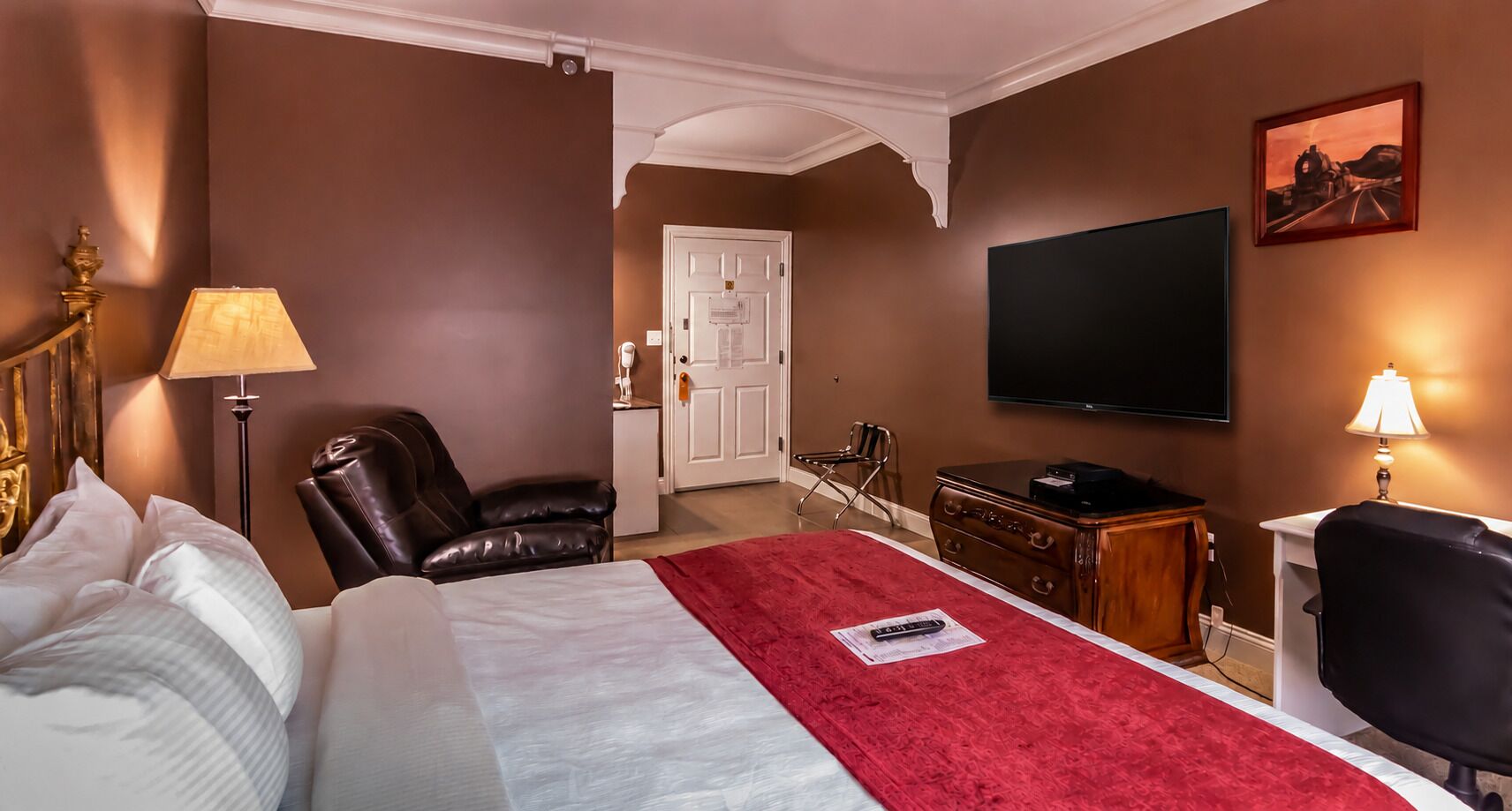 Signature Room, 1 King Bed, Refrigerator & Microwave, Ground Floor | Pillowtop beds, desk, blackout drapes, soundproofing