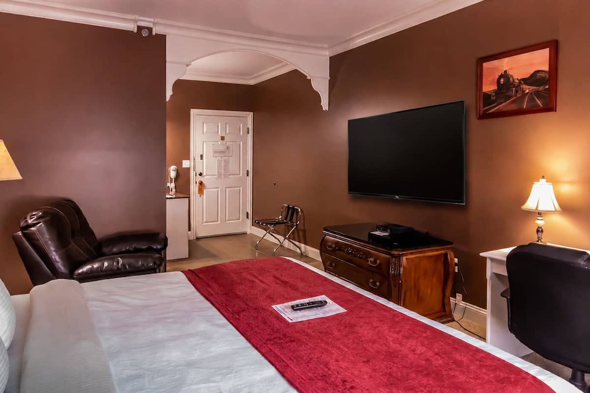 Signature Room, 1 King Bed, Refrigerator & Microwave, Ground Floor | Pillowtop beds, desk, blackout drapes, soundproofing