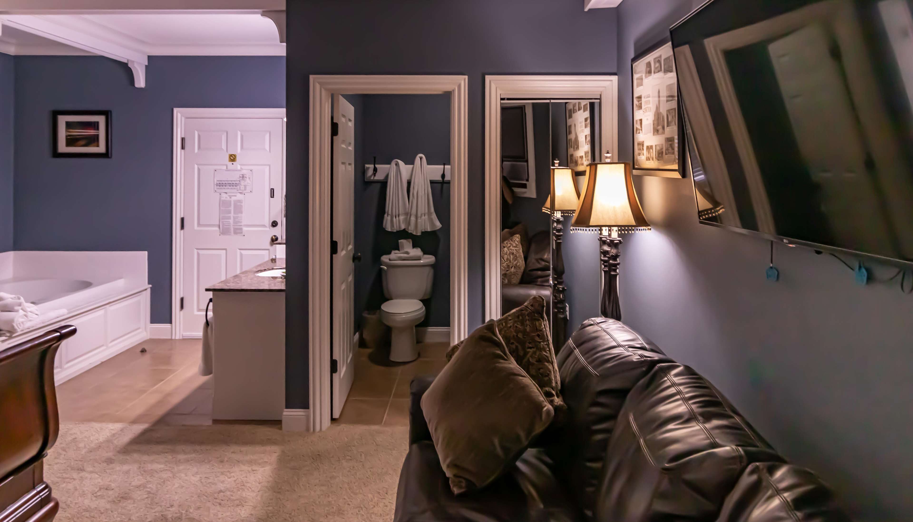 1 bedroom, pillow-top beds, minibar, desk