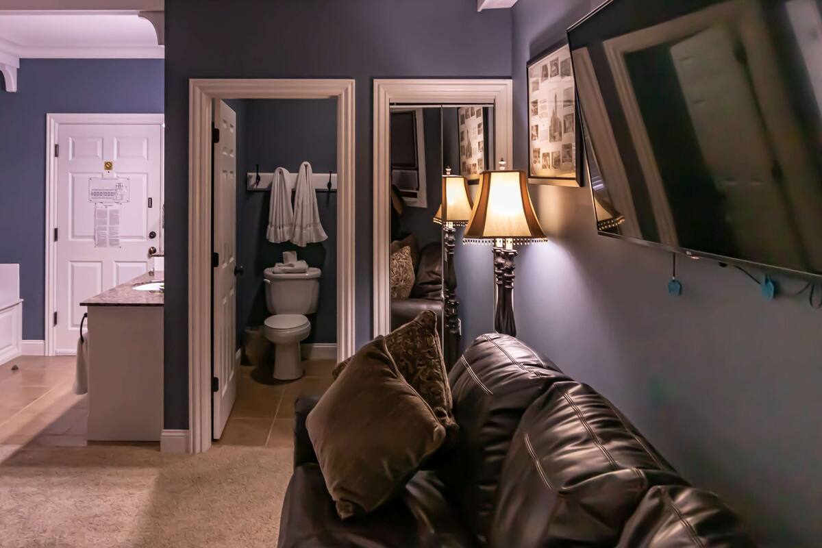 1 bedroom, pillow-top beds, minibar, desk