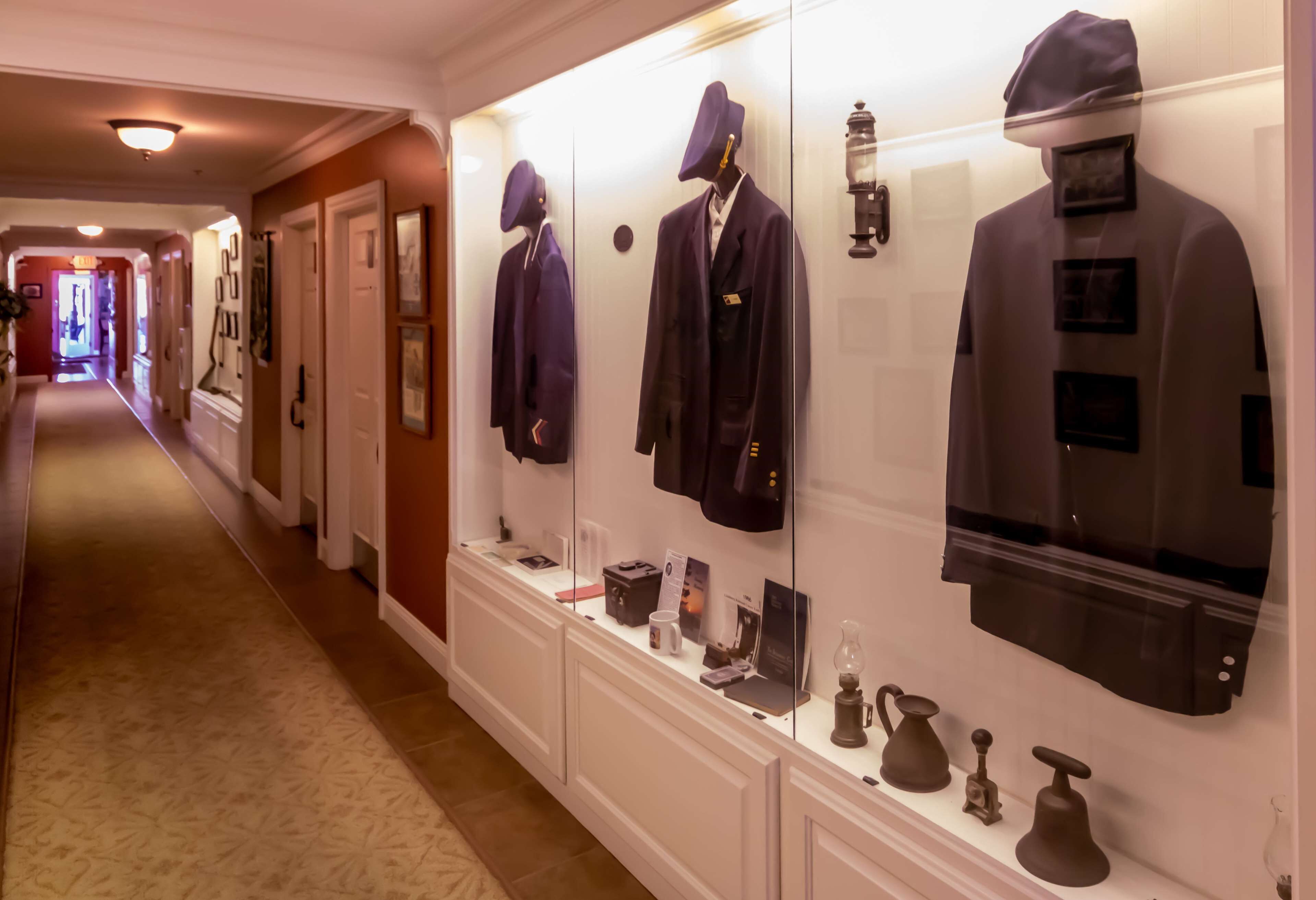 Ein Gang mit einer Ausstellung von historischen Uniformen und Accessoires.