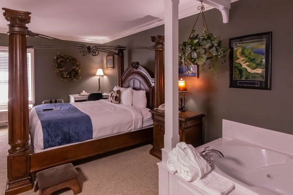 Luxury Room, 1 King Bed with Sofa bed, Jetted Tub, Vineyard View | Pillowtop beds, desk, blackout drapes, soundproofing