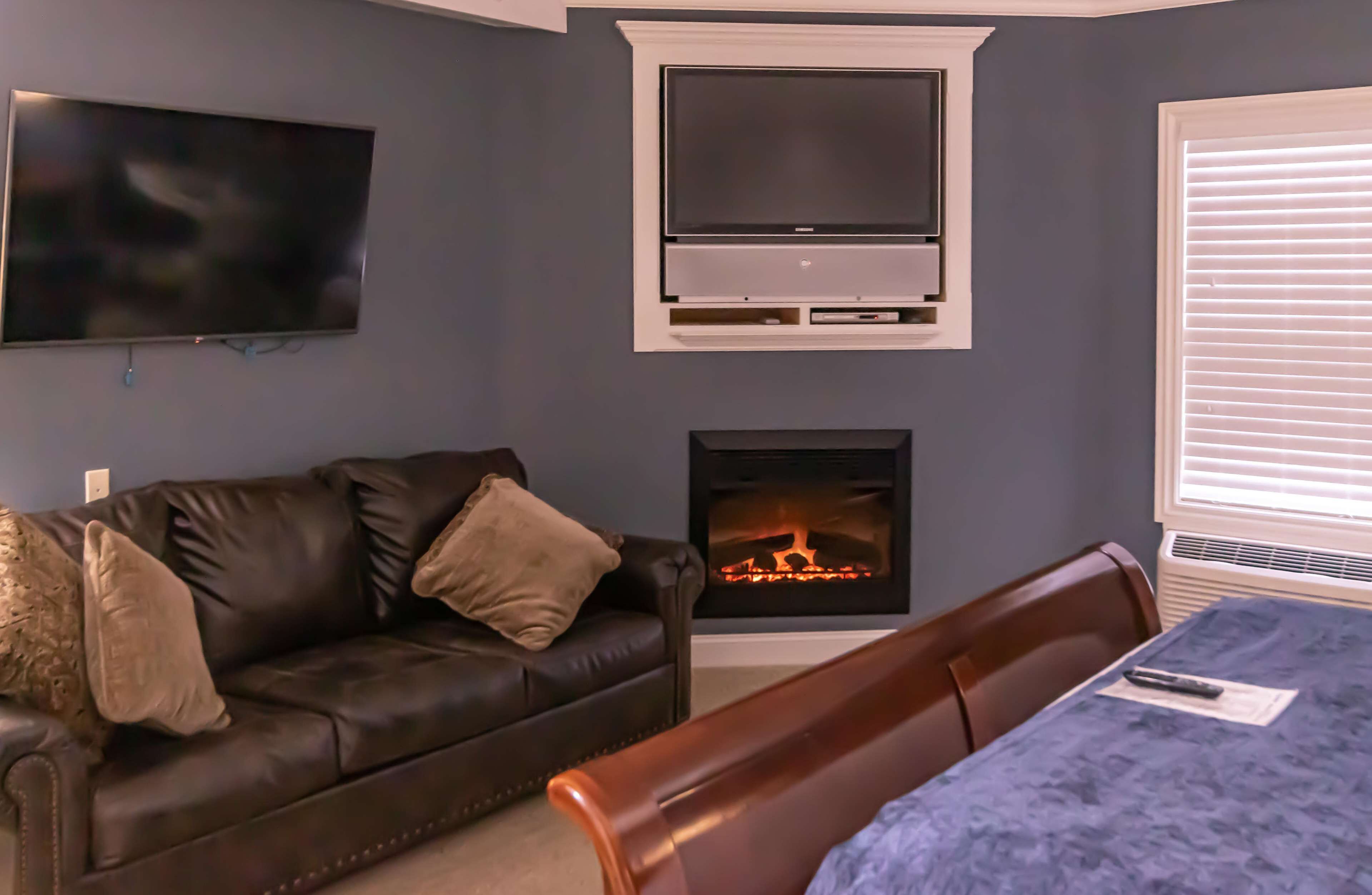 1 bedroom, pillow-top beds, minibar, desk