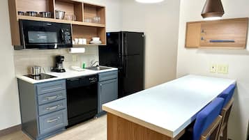 Down comforters, in-room safe, desk, iron/ironing board
