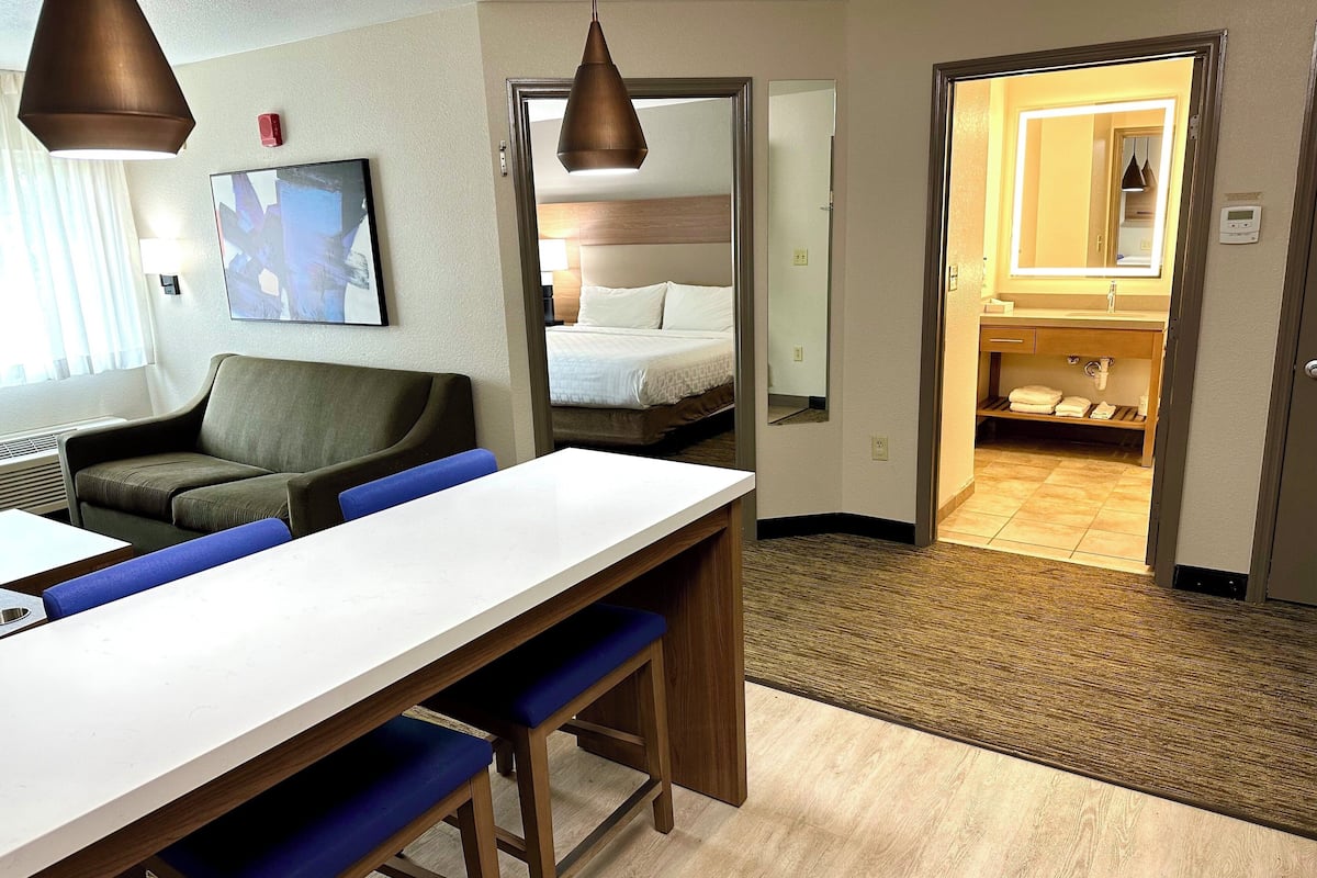 down duvets, in-room safe, desk, iron/ironing board