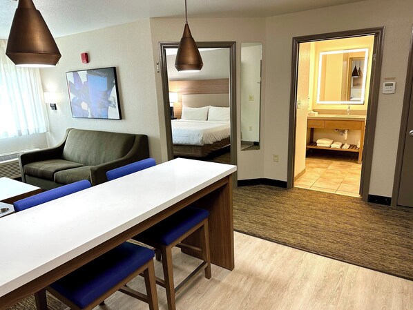 Down duvets, in-room safe, desk, iron/ironing board - Candlewood Suites Savannah Airport by IHG (Savannah)