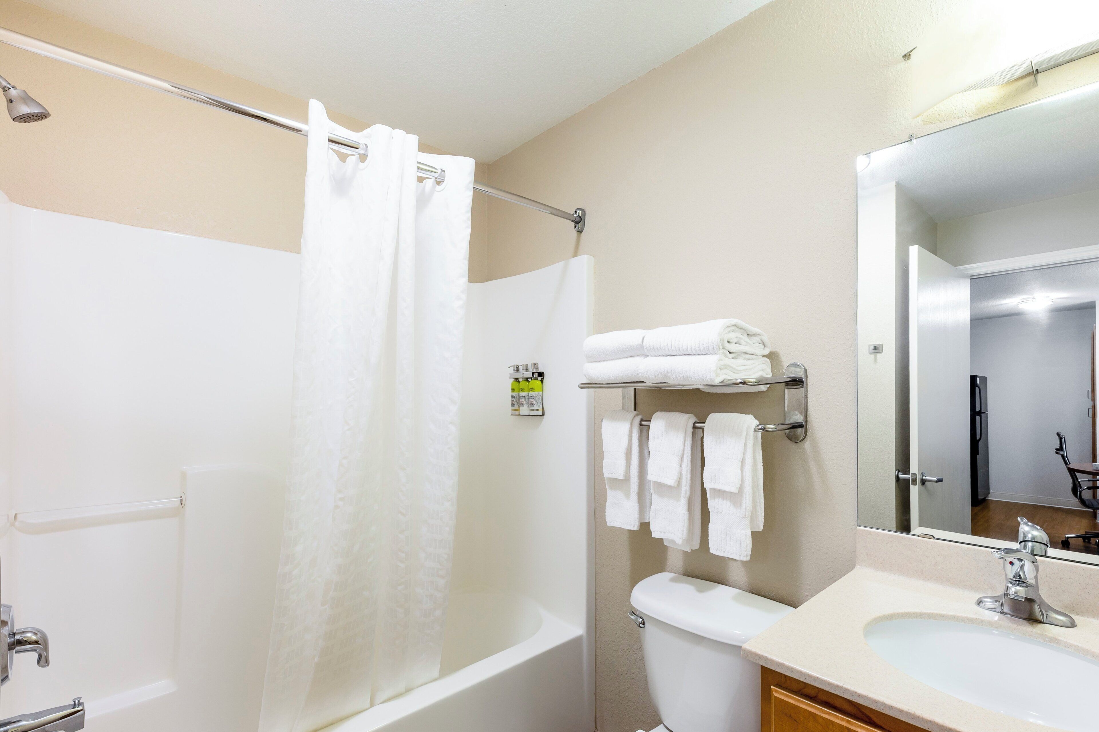 Une salle de bain avec une baignoire, des toilettes et un lavabo.