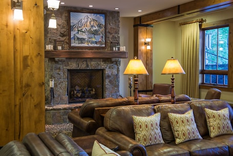 Área de estar no saguão. The Lodge at Mountaineer Square, A Vail Resorts Property