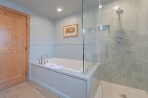 Penthouse, 4 Bedrooms, Mountain View (4 Bedroom) | Bathroom | Combined shower/tub, designer toiletries, hair dryer, bathrobes - The Lodge at Mountaineer Square, A Vail Resorts Property (Crested Butte)