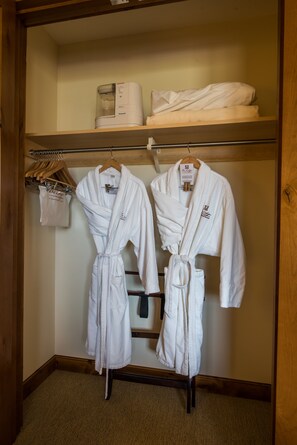 Premium bedding, down comforters, in-room safe, desk - The Lodge at Mountaineer Square, A Vail Resorts Property (Crested Butte)