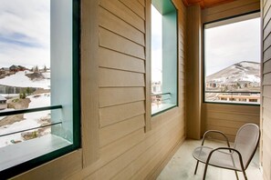 Chambre, plusieurs lits | Balcon