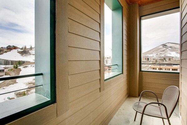 Habitación, varias camas | Balcón