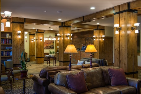 Sala de estar en el lobby. The Lodge at Mountaineer Square, A Vail Resorts Property
