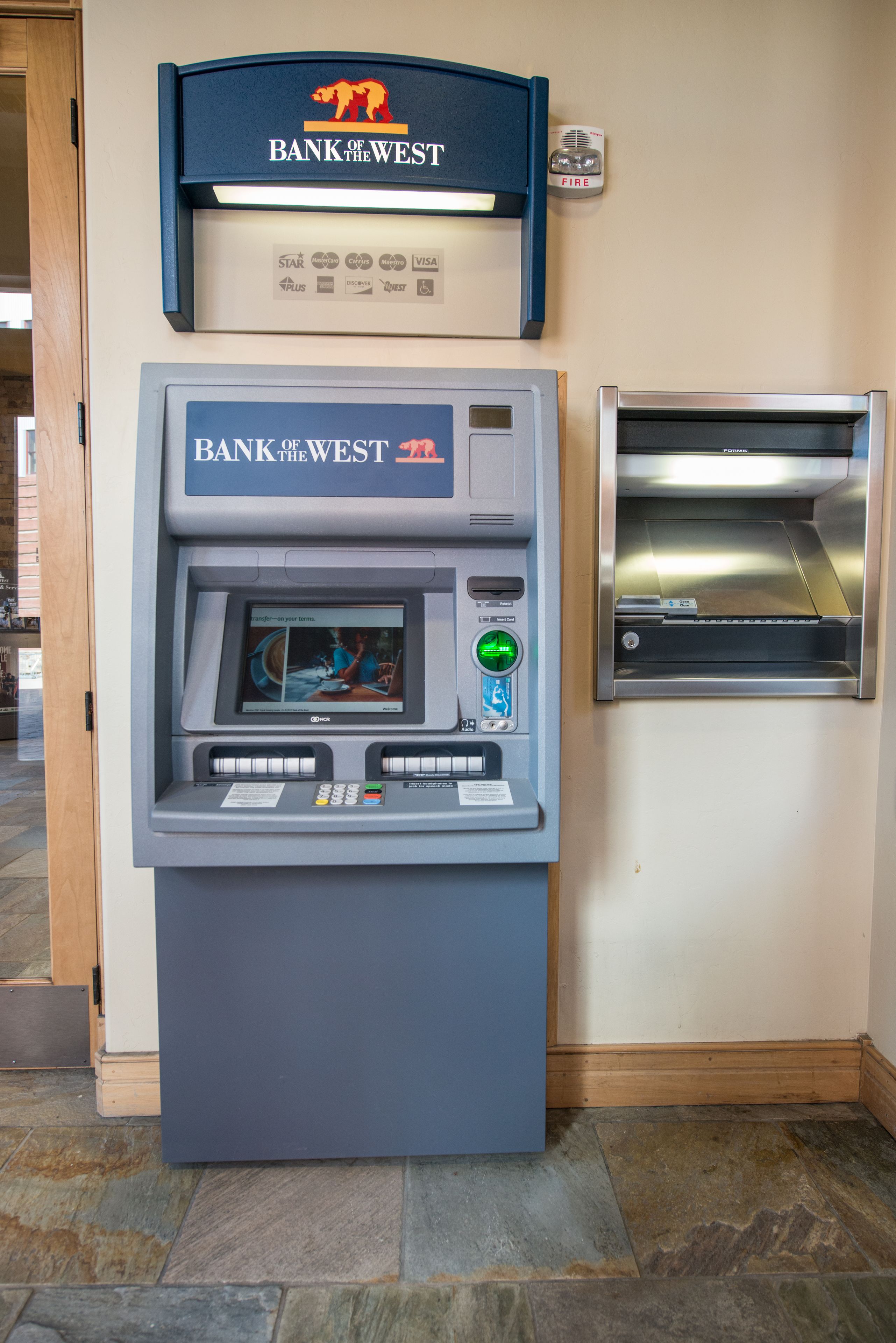 Ein Bank of West Geldautomat mit Feuermelder und einem Münzumschlagsystem.