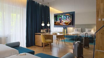 Frigobar, cofres nos quartos, escrivaninha, cortinas blackout