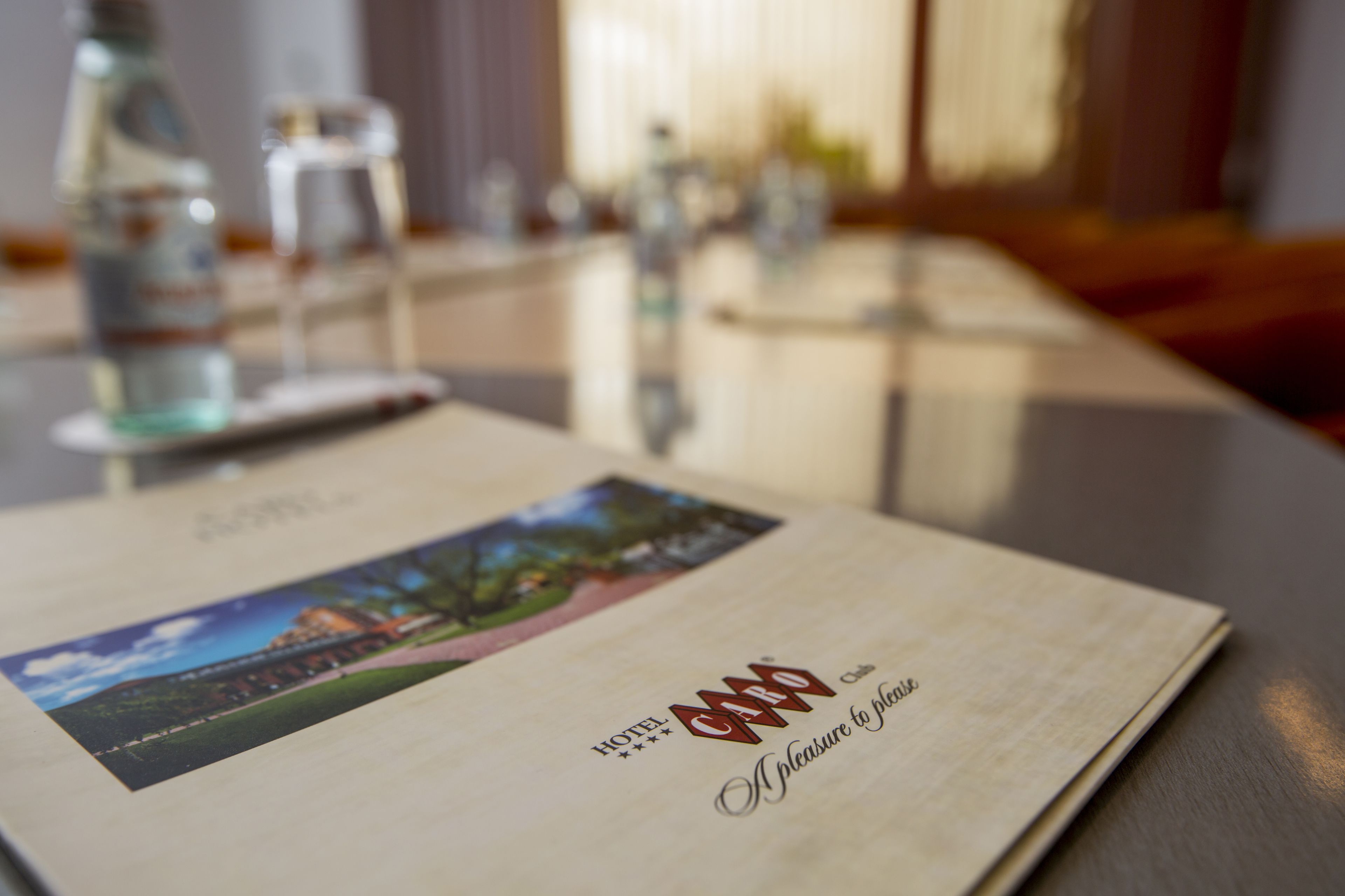 Een hotelbrochure op een tafel, met een onscherpe achtergrond.