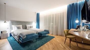 Quarto duplo premium | Frigobar, cofres nos quartos, escrivaninha, cortinas blackout