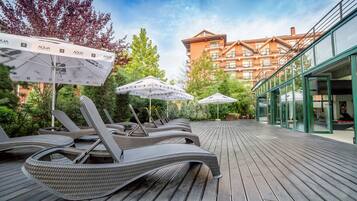 Piscina interna, guarda-sóis, espreguiçadeiras