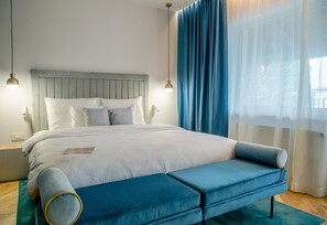 Minibar, caja de seguridad en la habitación y escritorio 