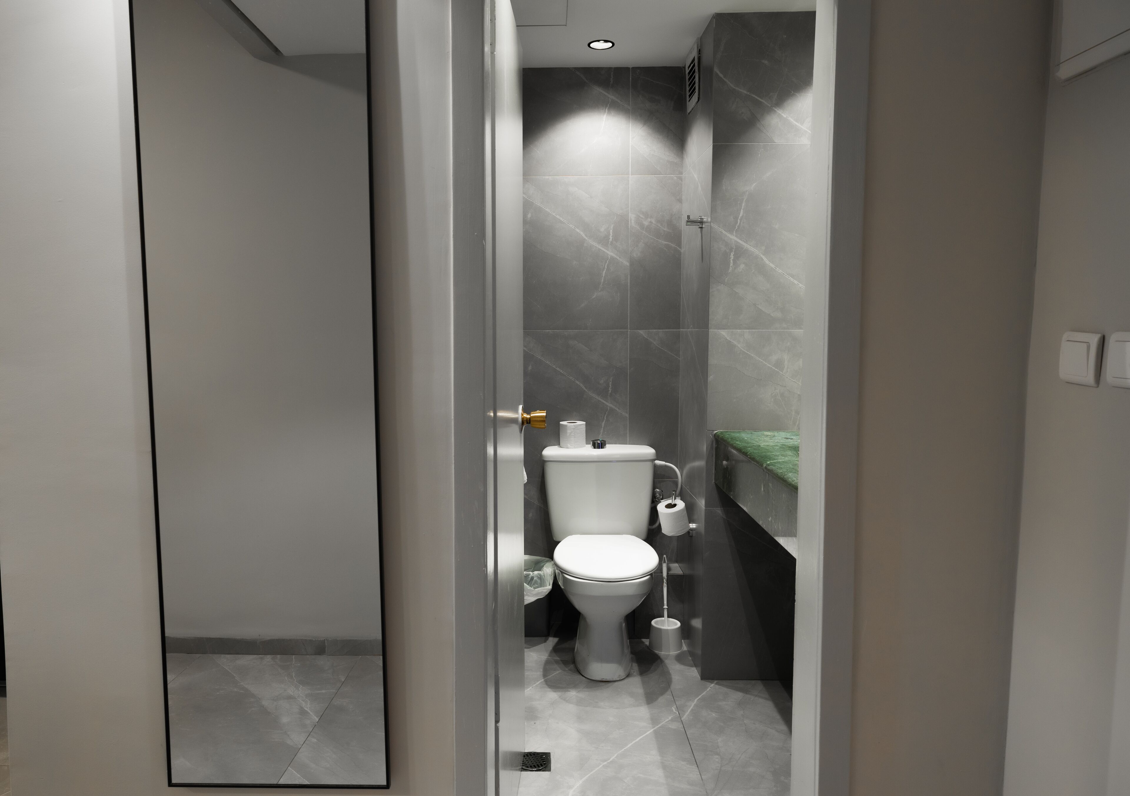 Een moderne badkamer met toilet, bidet en douche.