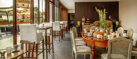 Frukostbuffé varje dag (EUR 15 per person)