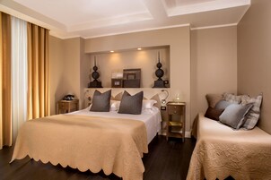 Una habitación de hotel con una cama grande, dos mesitas de noche y un espejo sobre la cama.