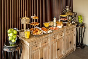 Daily buffet breakfast for a fee