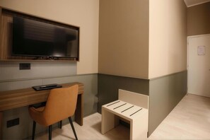 Minibar, coffres-forts dans les chambres, bureau, rideaux occultants