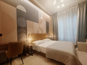 Minibar, in-room safe, desk, blackout drapes - The B Place Hotel (Rome)