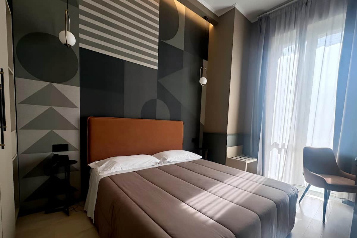 Minibar, caja de seguridad en la habitación y escritorio