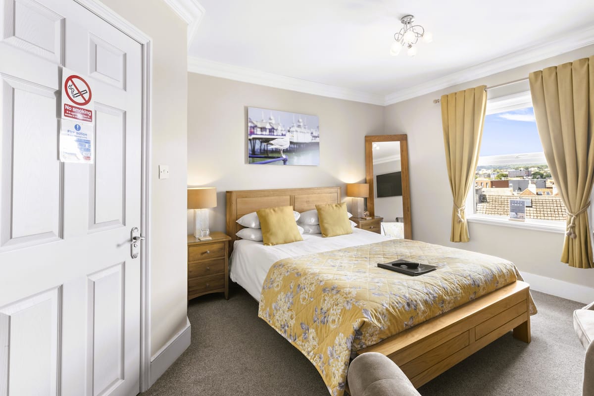 Superior Room (3rd floor, rooftop view) | Iron/ironing board (on request), WiFi (free), bed sheets