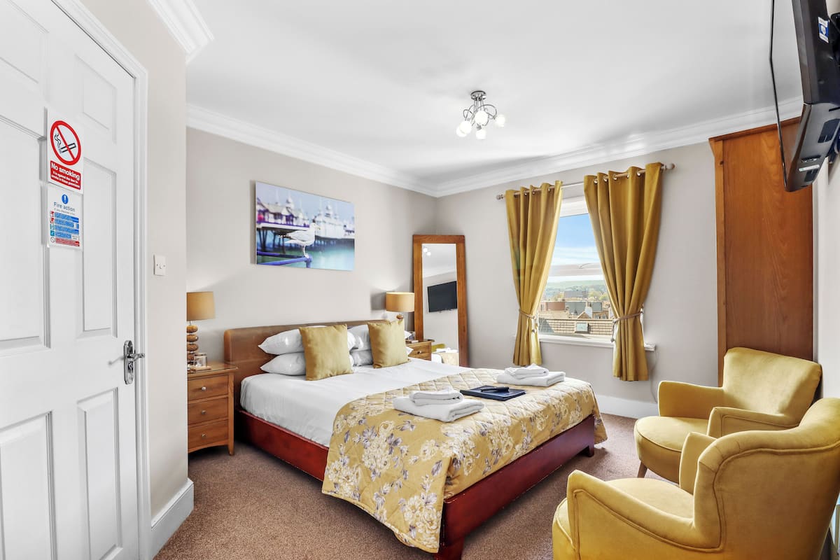 Superior kamer (3rd floor, rooftop view) | Een strijkplank/strijkijzer, gratis wifi, beddengoed