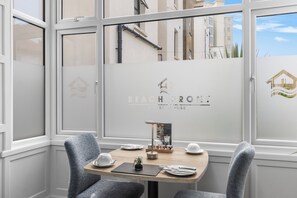 Breakfast area - Beach Front Guest House (Eastbourne)