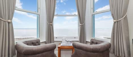 Familiekamer, uitzicht op zee (2nd floor) | Een strijkplank/strijkijzer, gratis wifi, beddengoed