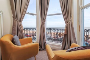 Suite superior, vistas al mar (King bed, first floor) | Tabla de planchar con plancha, wifi gratis, ropa de cama