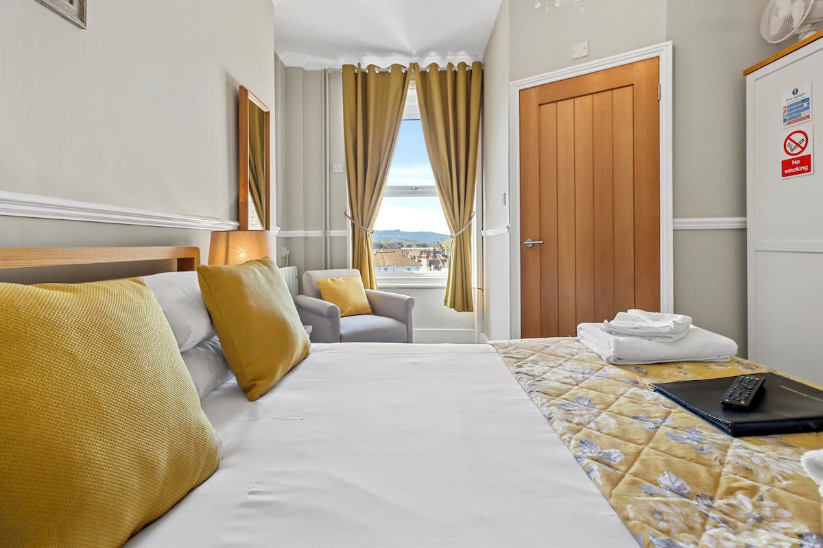 Tweepersoonskamer (3rd floor, rooftop view) | Een strijkplank/strijkijzer, gratis wifi, beddengoed