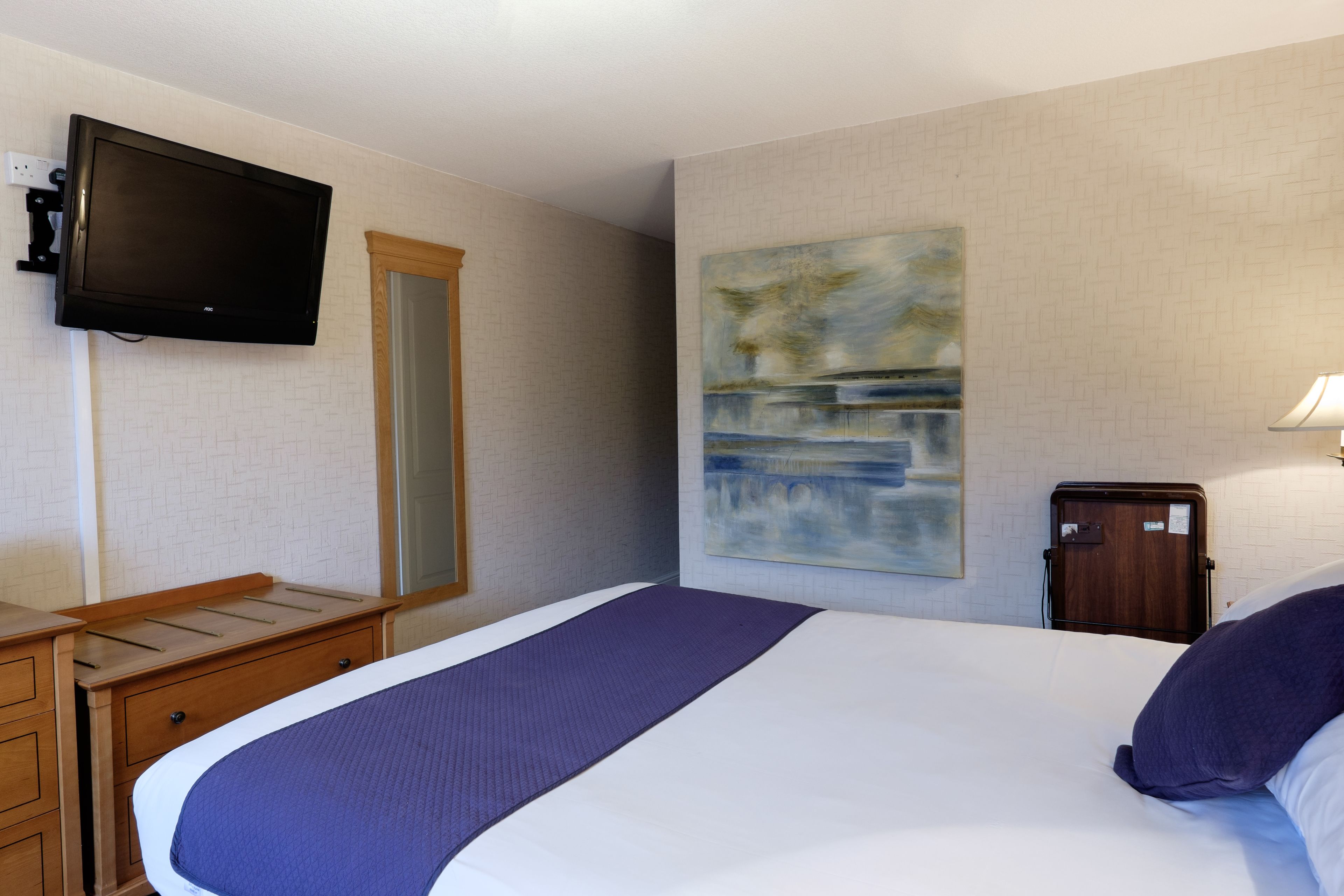 desk, iron/ironing board, wifi, bed sheets