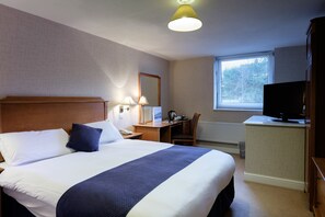 Habitación doble de uso individual | Escritorio, tabla de planchar con plancha, wifi y ropa de cama