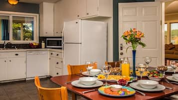 Signature Suite, 3 Bedrooms, 2 Bathrooms, Ground Floor | In-room dining