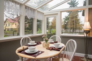 Suite, 2 Schlafzimmer | Essbereich im Zimmer