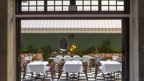 Dinner served - Holloway House (West Hollywood)