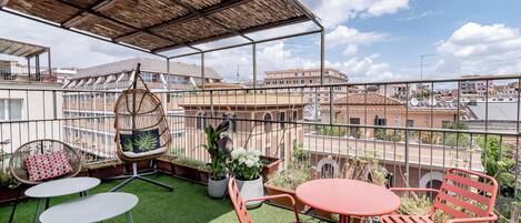 Panorama tweepersoonskamer, terras | Een minibar, een kluis op de kamer, een bureau, gratis wifi