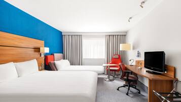 Habitación estándar, 1 cama matrimonial y sofá cama (with Free Hot Breakfast) | Escritorio, tabla de planchar con plancha, cuna de viaje y wifi gratis