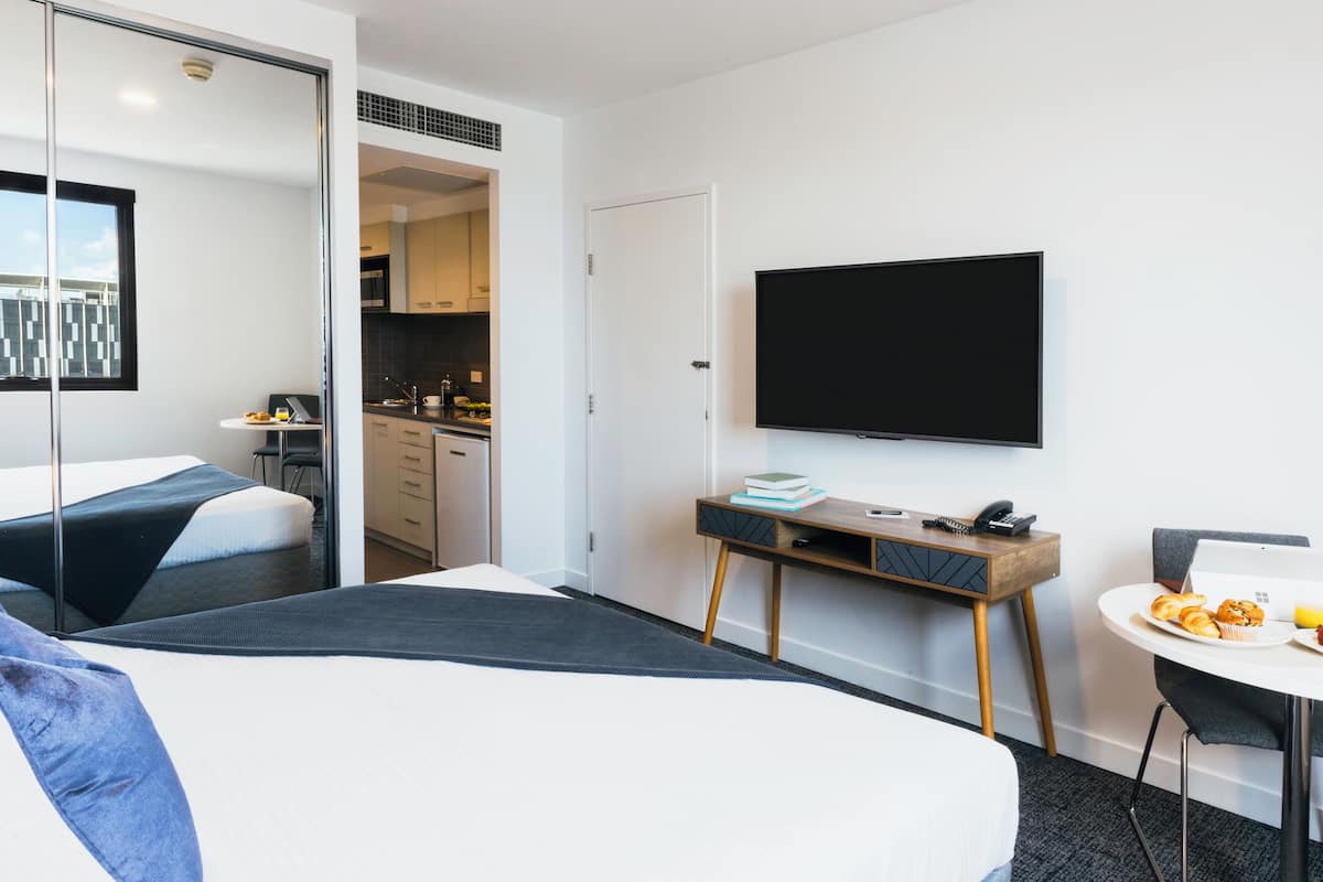 standard studio, 1 king bed | in-room safe, desk, blackout curtains, soundproofing