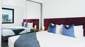 Una cassaforte in camera, una scrivania, tende oscuranti