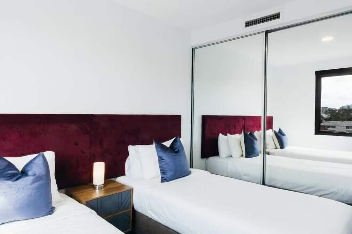 Cofres nos quartos, escrivaninha, cortinas blackout