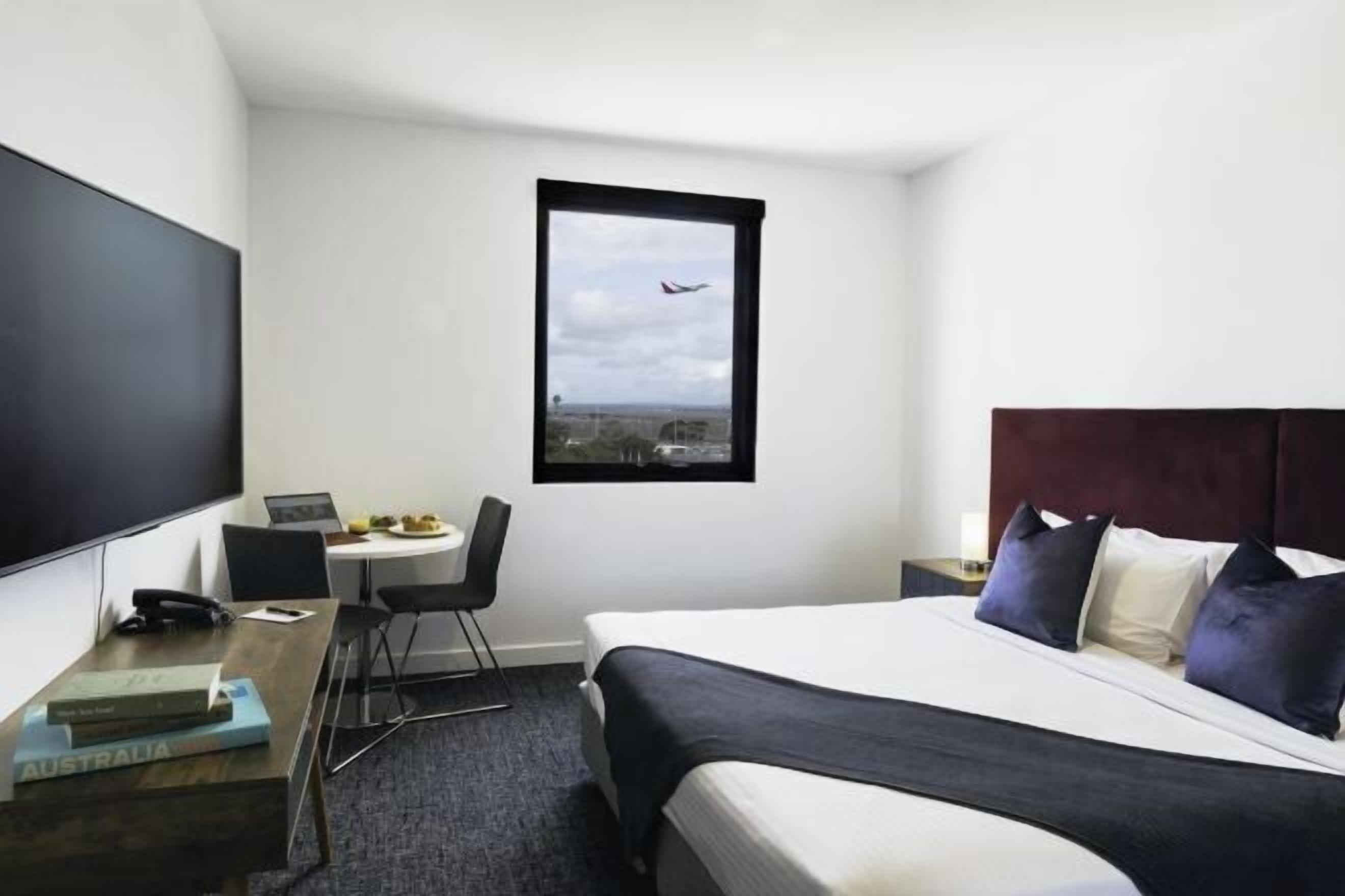 Una cassaforte in camera, una scrivania, tende oscuranti