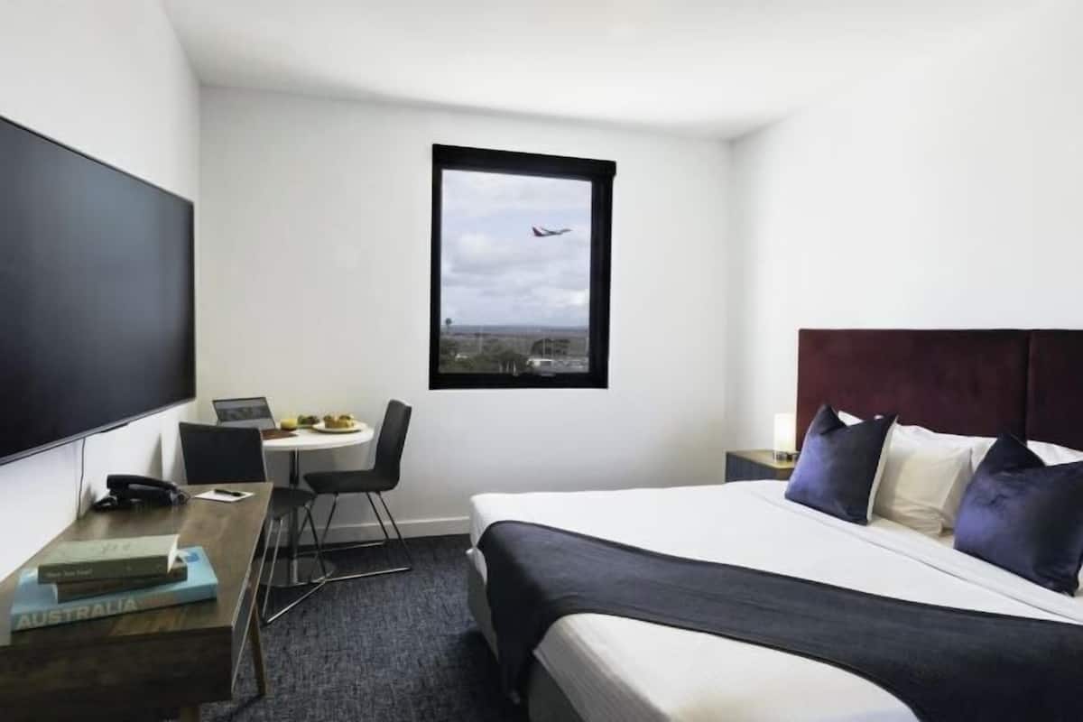 1 sovrum, värdeförvaringsskåp på rummet och skrivbord