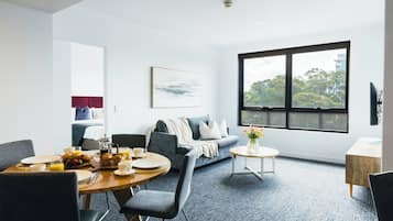 Appartamento Standard, 1 camera da letto, cucina | Una cassaforte in camera, una scrivania, tende oscuranti